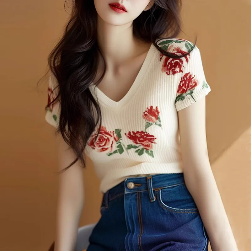 Embroidery Rose - Женская бежевая вязаная блузка с V-образным